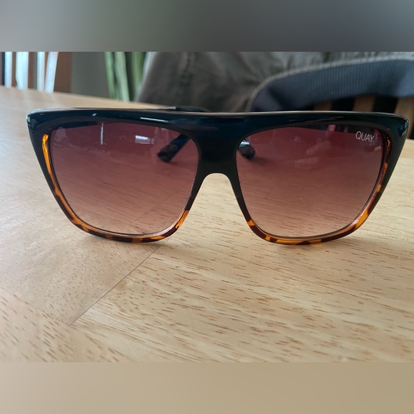 Quay Australia Sunglasses X Desi Perkins OTL II Black Tort/Brown Fade - Picture 2 of 4